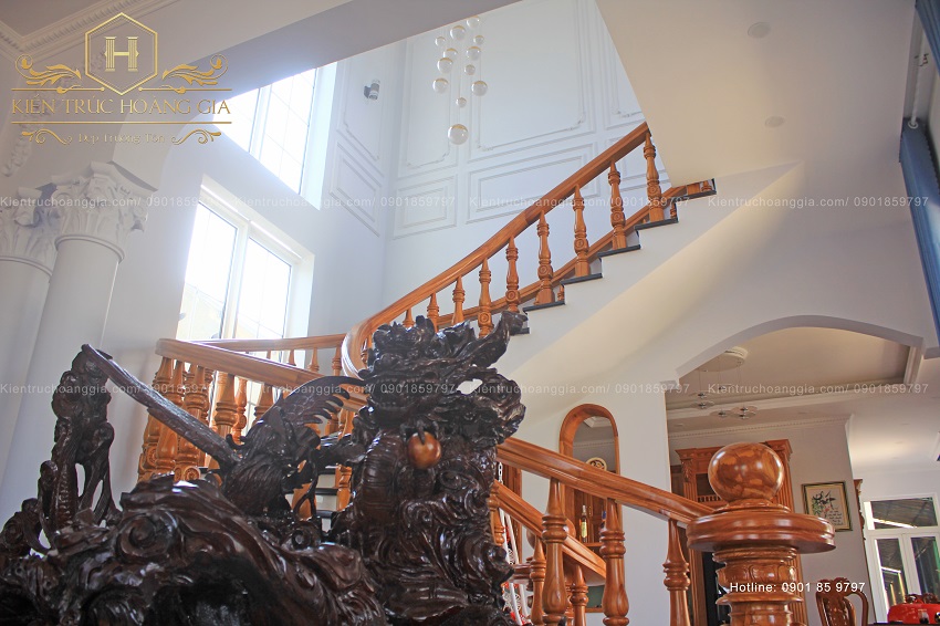 Cầu thang và nội thất gỗ của Biệt Thự tân cổ điển