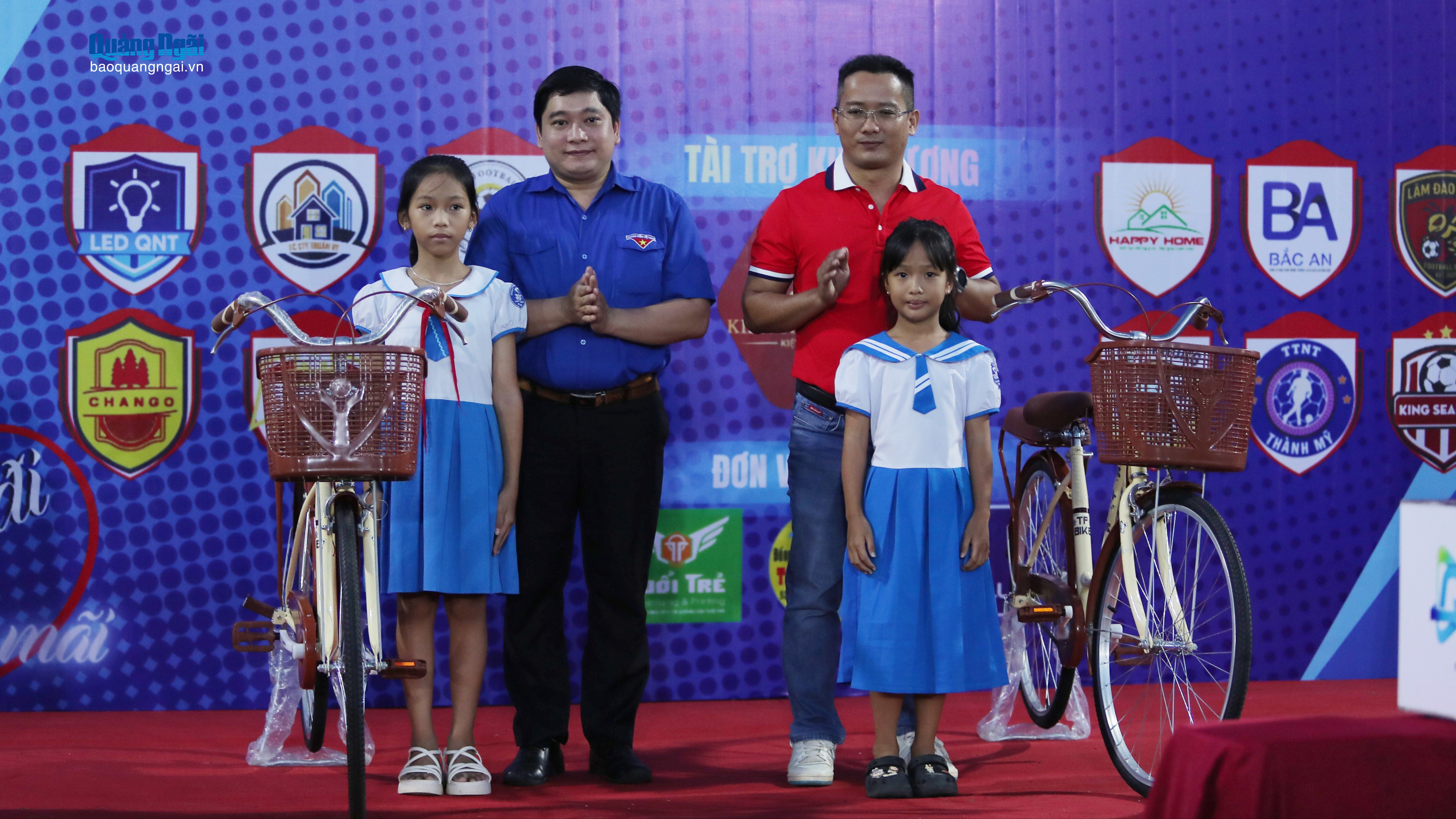 LỄ KHAI MẠC GIẢI BÓNG ĐÁ THIỆN NGUYỆN VÌ NGƯỜI DÂN VÙNG BÃO QUẢNG NGÃI - TRANH CÚP KIẾN TRÚC HOÀNG GIA 2025